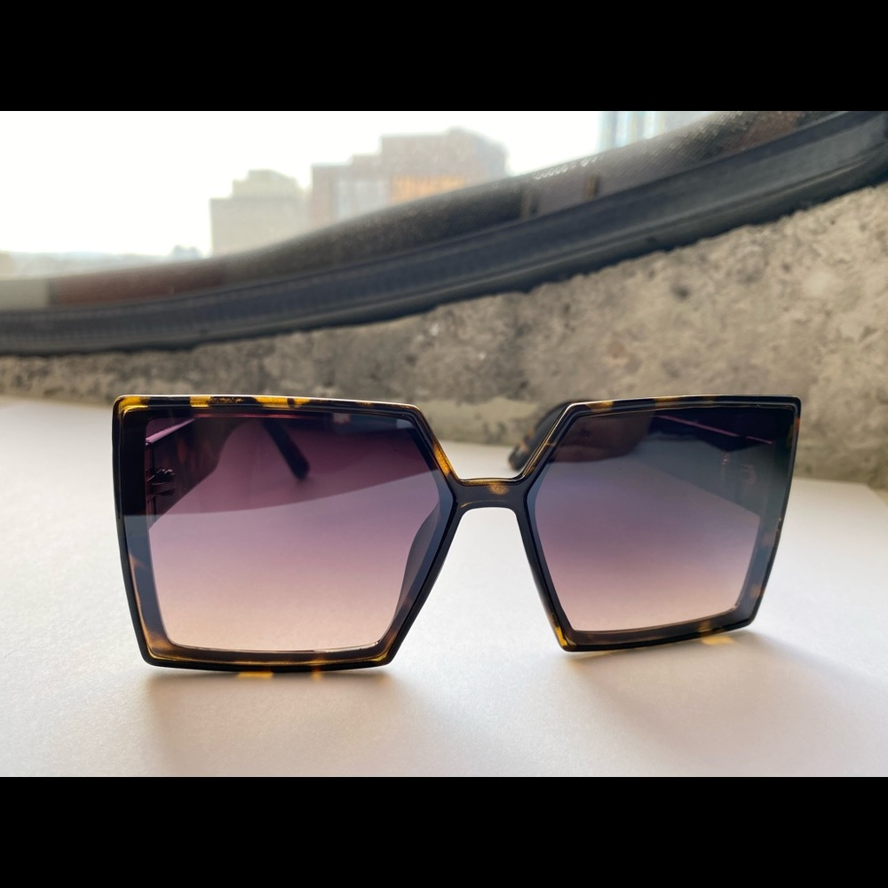 Tortoise Shell Sun Glasses - Picture 5 of 5